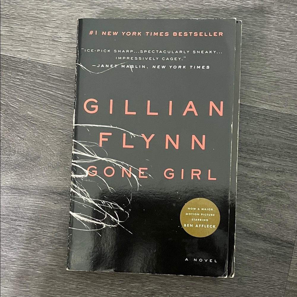 Gone Girl by Gillian Flynn Paperback